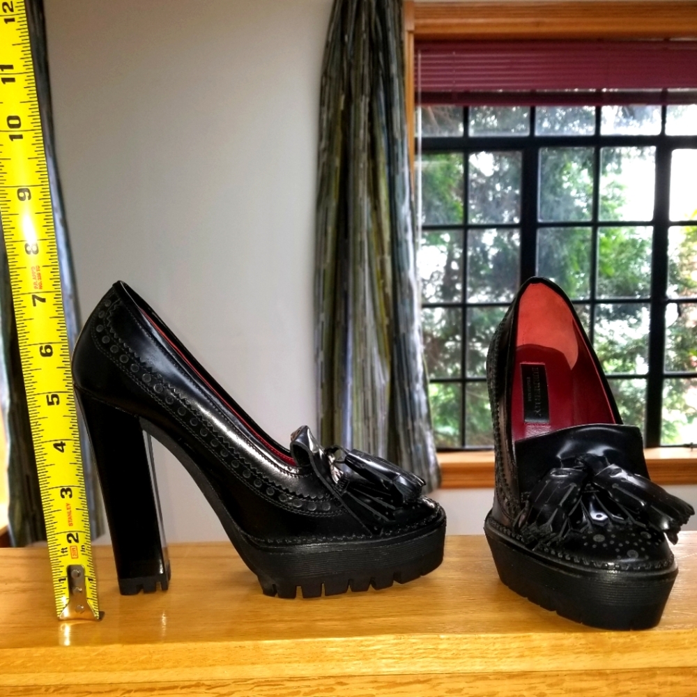 Burberry Prorsum black patent platform pumps. Sz 36